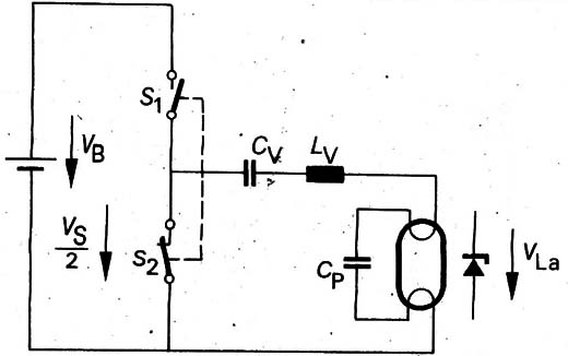 Diagrama de circuito básico de una etapa de encendido típica para lámparas fluorescentes (los transistores de encendido son dibujados como llaves interruptoras)
Diagrama de circuito básico de una etapa de encendido típica para lámparas fluorescentes (los transistores de encendido son dibujados como llaves interruptoras)