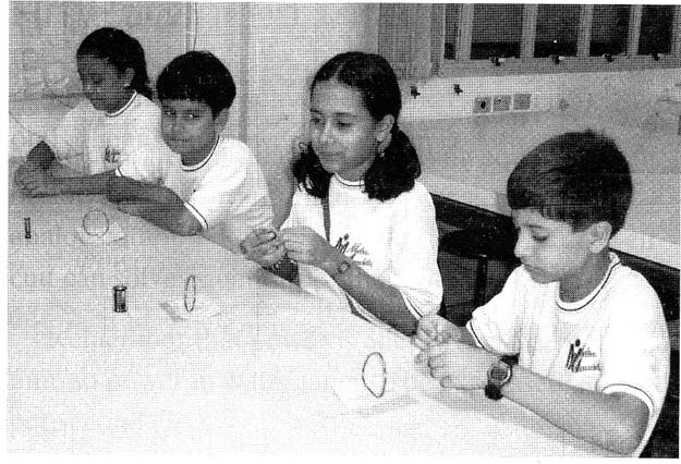 Figure 1 - Students mounting the galvanometer as a cross theme (Photo courtesy Colegio Mater Amabilis) – 2006
Figure 1 - Students mounting the galvanometer as a cross theme (Photo courtesy Colegio Mater Amabilis) – 2006