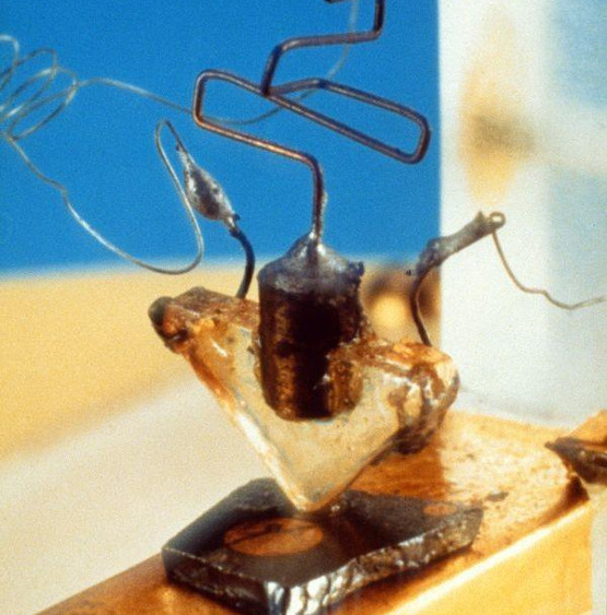 Foto del primer transistor - Observe la estructura elemental, hecha de modo bastante improvisado.
Foto del primer transistor - Observe la estructura elemental, hecha de modo bastante improvisado.