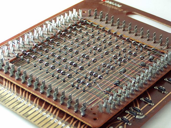 Figura 134 – Una memoria magnética de un ordenador de los 60 años – Foto Internet
Figura 134 – Una memoria magnética de un ordenador de los 60 años – Foto Internet