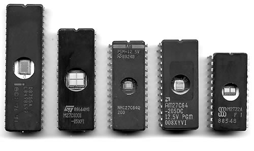Figura 142 - EPROMs comunes con sus ventanas de cuarzo que exponen el chip
Figura 142 - EPROMs comunes con sus ventanas de cuarzo que exponen el chip