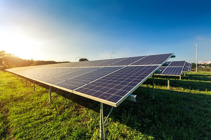 Figura 4: La energía solar se puede almacenar en baterías EV. (Fuente: Thinnapob Proongsak / shutterstock.com)
Figura 4: La energía solar se puede almacenar en baterías EV. (Fuente: Thinnapob Proongsak / shutterstock.com)