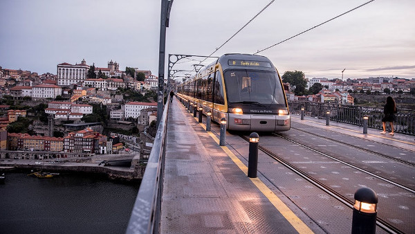 Ciudad do Porto - Portugal - Transporte inteligente - cada vehículo es un punto de sensoriación en la malla de transporte urbano
Ciudad do Porto - Portugal - Transporte inteligente - cada vehículo es un punto de sensoriación en la malla de transporte urbano