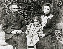 Pierre, Irène y Marie Curie 1902 en Paris
Pierre, Irène y Marie Curie 1902 en Paris