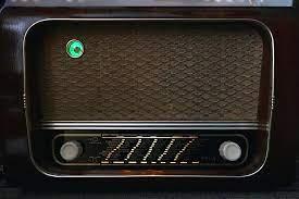 Figura 6 – Una radio con indicador de sintonización de ojo mágico
